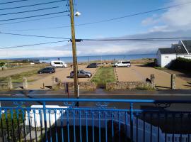 Hôtel Appartement au 1er étage avec terrasse - 2 chambres, 4 personnes, parking face à la mer - FR-1-843-36