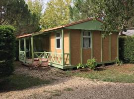 Hôtel Chalet Confortable avec Terrasse au Camping La Chesnays - API-1-52-284