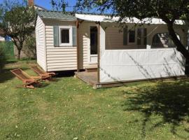 Hôtel Mobil-home avec terrasse - 4 personnes, 2 chambres - API-1-52-302